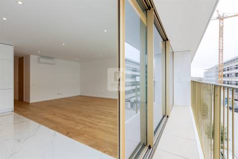 Apartamento T2 com Vistas de Rio e Mar em Canidelo &#124; Pronto a habitar