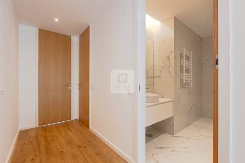 Apartamento T2 com Vistas de Rio e Mar em Canidelo &#124; Pronto a habitar