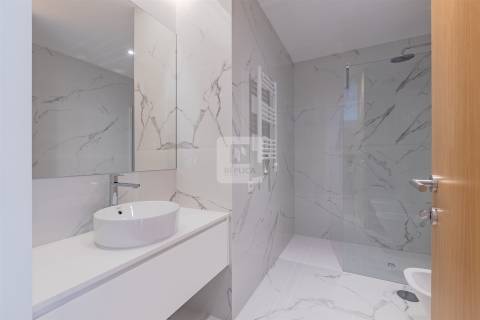 Apartamento T2 com Vistas de Rio e Mar em Canidelo &#124; Pronto a habitar