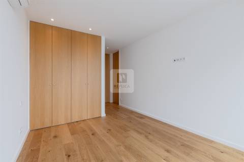 Apartamento T2 com Vistas de Rio e Mar em Canidelo &#124; Pronto a habitar