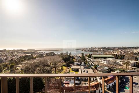 Penthouse T3 Duplex aos Jardins da Arrábida com Vistas de Rio e de Mar