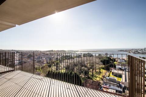 Penthouse T3 Duplex aos Jardins da Arrábida com Vistas de Rio e de Mar