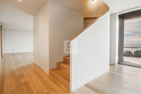 Penthouse T3 Duplex aos Jardins da Arrábida com Vistas de Rio e de Mar