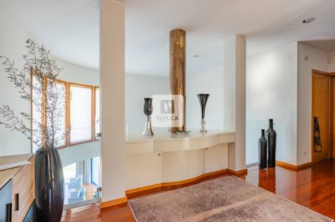 Moradia T4 Vistas Rio Douro com Piscina e Cais Privativo em Gondomar