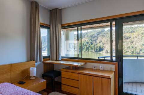 Moradia T4 Vistas Rio Douro com Piscina e Cais Privativo em Gondomar