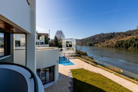 Moradia T4 Vistas Rio Douro com Piscina e Cais Privativo em Gondomar