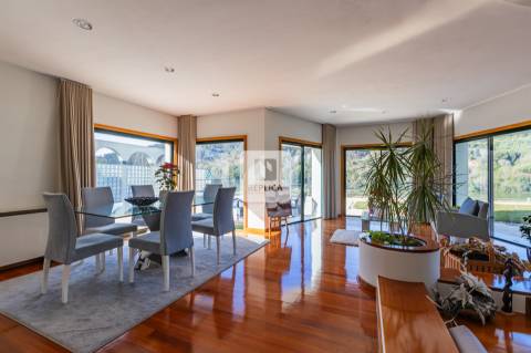 Moradia T4 Vistas Rio Douro com Piscina e Cais Privativo em Gondomar