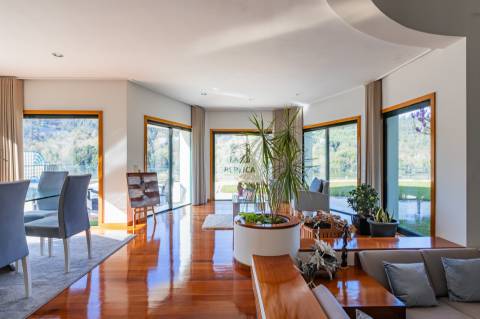 Moradia T4 Vistas Rio Douro com Piscina e Cais Privativo em Gondomar