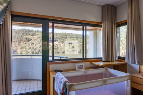 Moradia T4 Vistas Rio Douro com Piscina e Cais Privativo em Gondomar