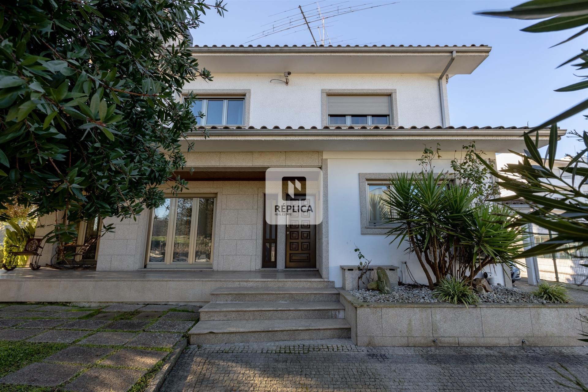 Moradia T5 Triplex com Piscina e Court em Nogueira da Maia