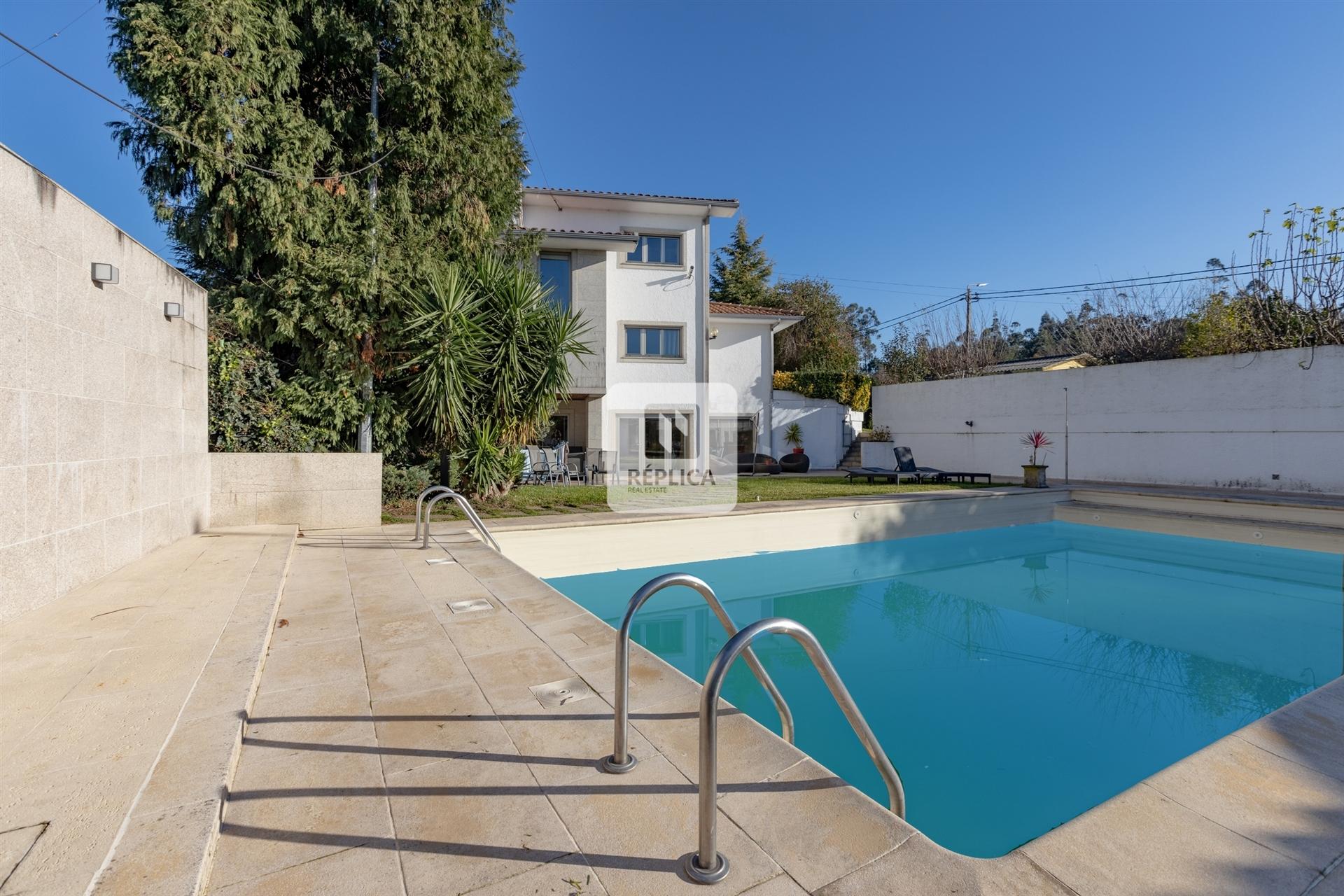 Moradia T5 Triplex com Piscina e Court em Nogueira da Maia