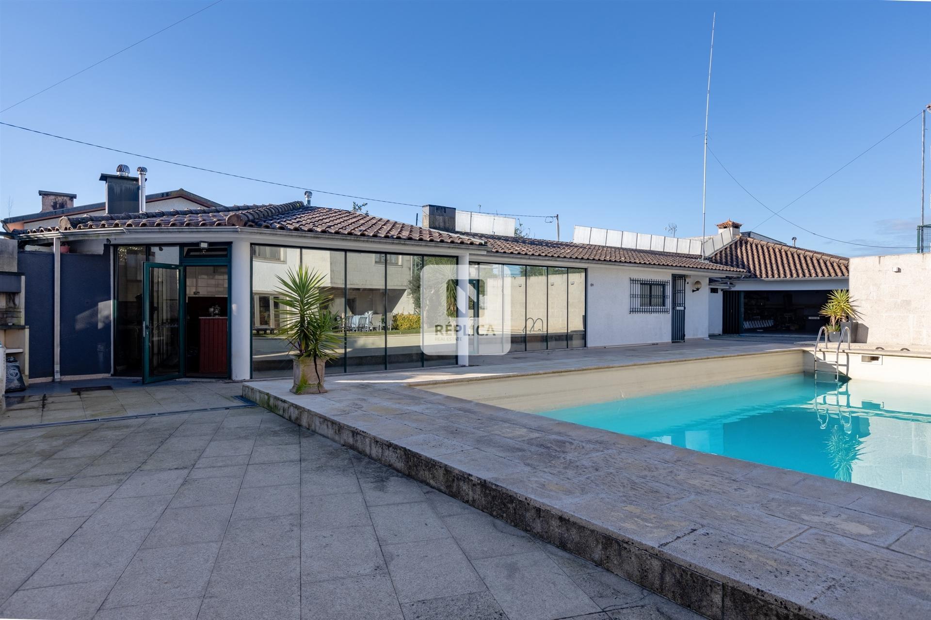 Moradia T5 Triplex com Piscina e Court em Nogueira da Maia