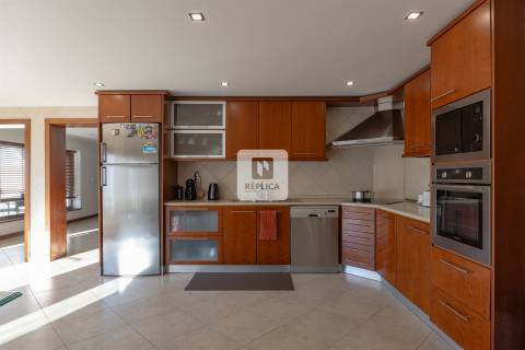 Moradia T5 Triplex em Nogueira da Maia