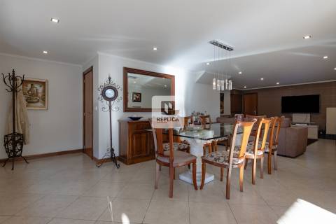 Moradia T5 Triplex em Nogueira da Maia