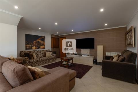 Moradia T5 Triplex em Nogueira da Maia