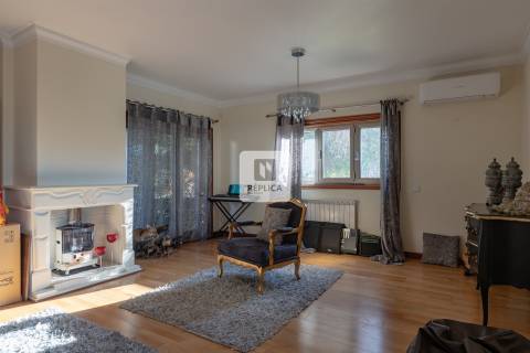 Moradia T5 Triplex em Nogueira da Maia