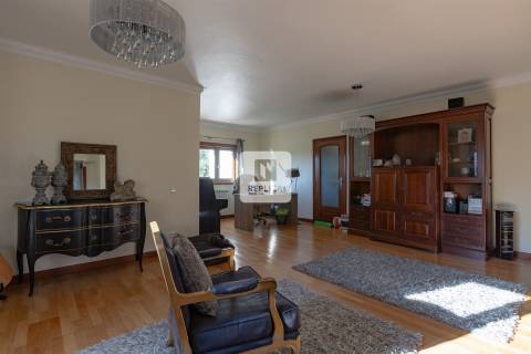 Moradia T5 Triplex em Nogueira da Maia