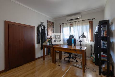 Moradia T5 Triplex em Nogueira da Maia