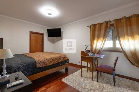 Moradia T5 Triplex em Nogueira da Maia