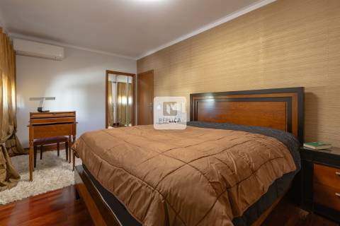 Moradia T5 Triplex em Nogueira da Maia