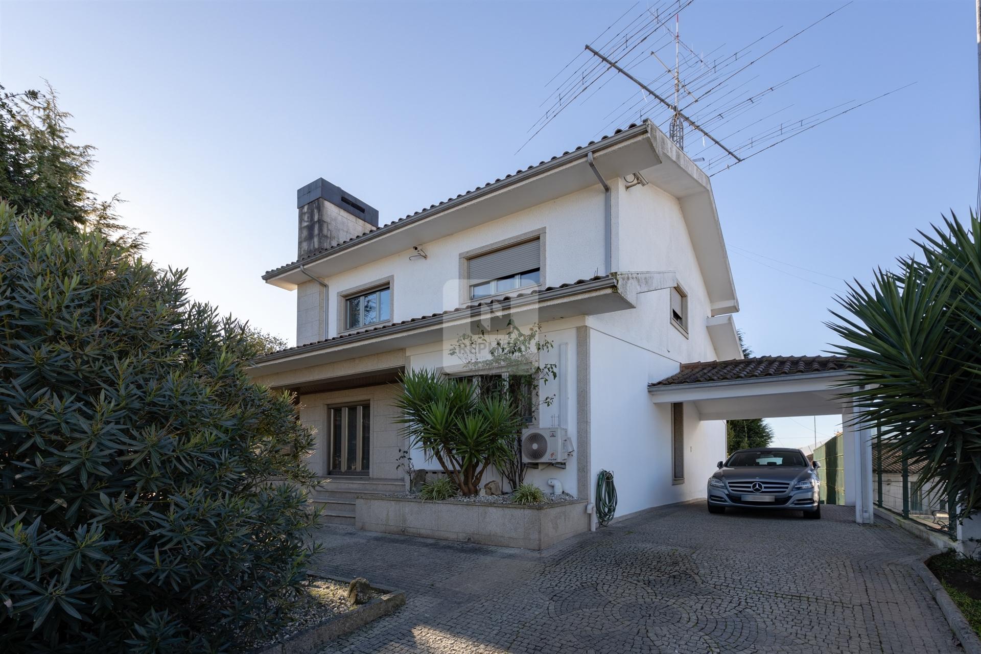 Moradia T5 Triplex em Nogueira da Maia