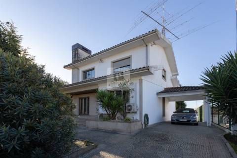 Moradia T5 Triplex em Nogueira da Maia