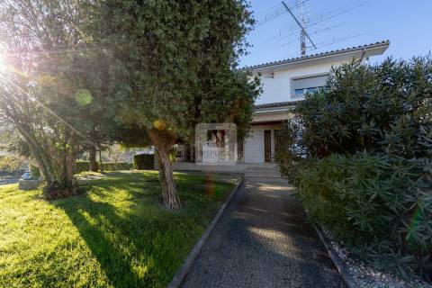 Moradia T5 Triplex em Nogueira da Maia