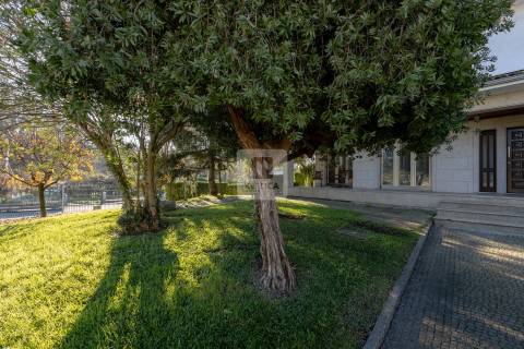 Moradia T5 Triplex em Nogueira da Maia