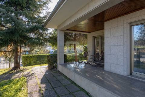 Moradia T5 Triplex em Nogueira da Maia