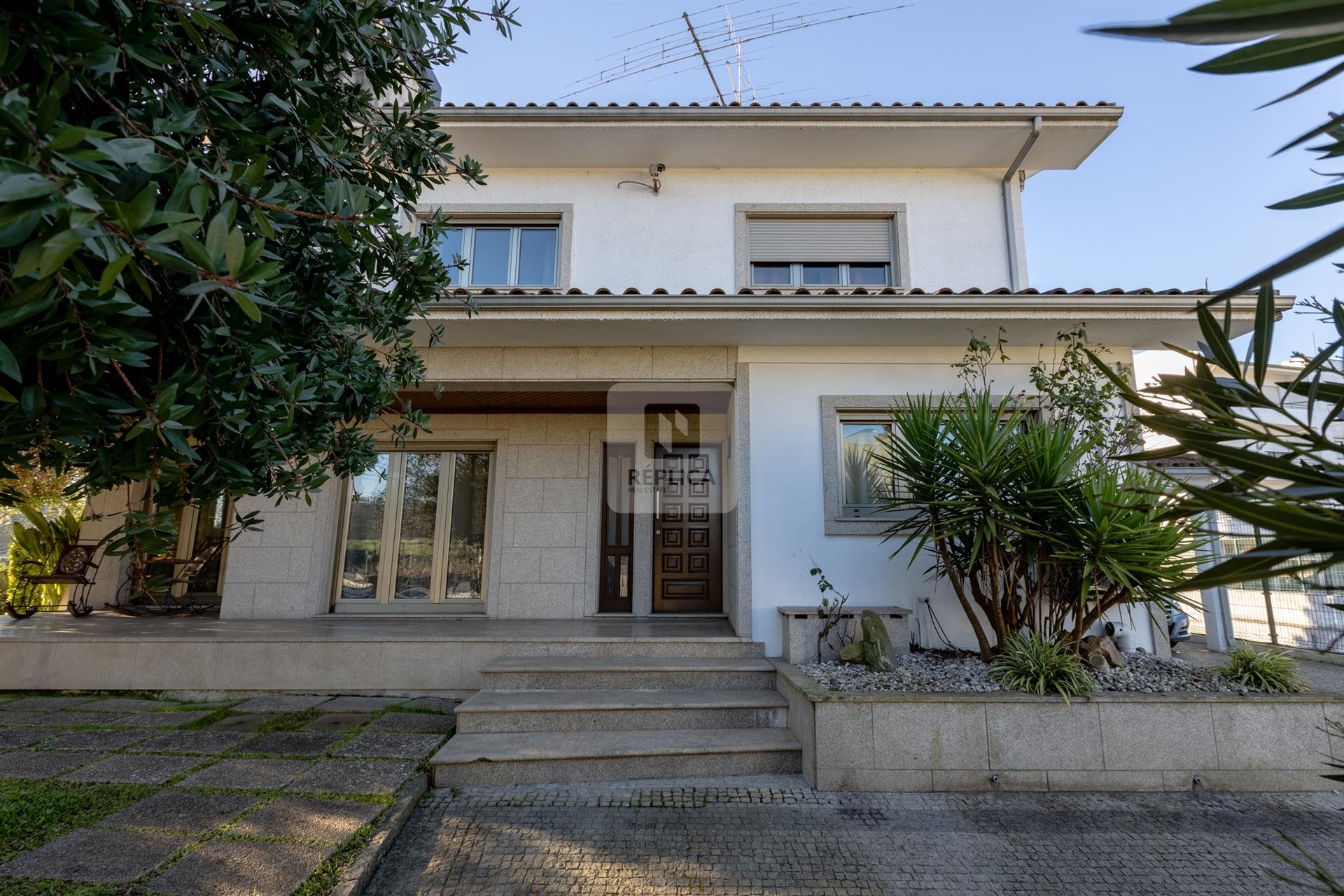 Moradia T5 Triplex em Nogueira da Maia