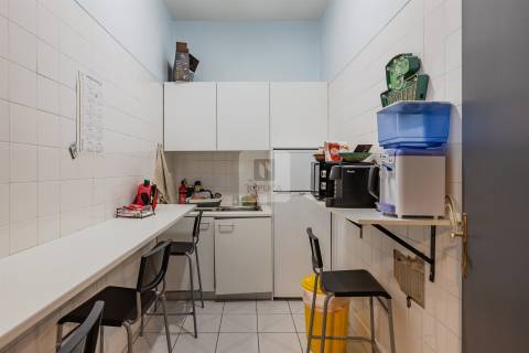 Loja de 670 m2 com Garagem no Centro do Porto | Comércio ou Serviços