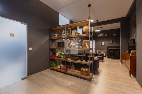 Loja de 670 m2 com Garagem no Centro do Porto | Comércio ou Serviços