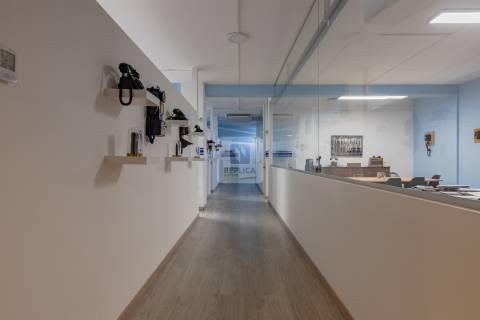 Loja de 670 m2 com Garagem no Centro do Porto | Comércio ou Serviços