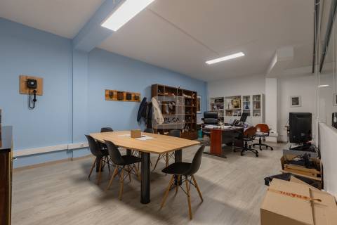 Loja de 670 m2 com Garagem no Centro do Porto | Comércio ou Serviços