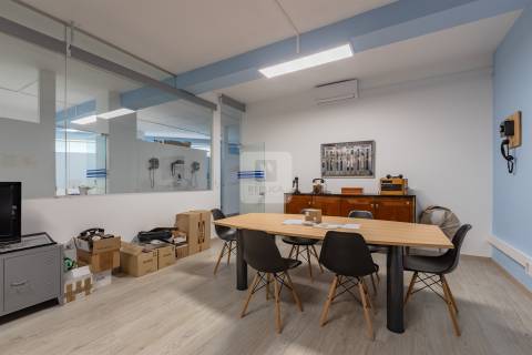 Loja de 670 m2 com Garagem no Centro do Porto | Comércio ou Serviços