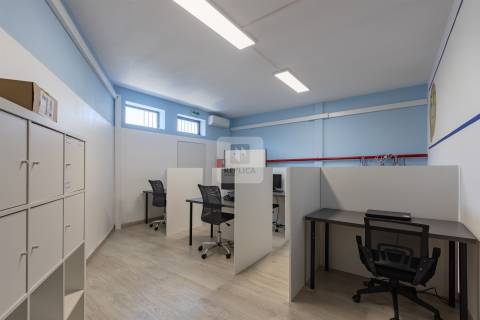 Loja de 670 m2 com Garagem no Centro do Porto | Comércio ou Serviços