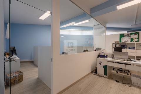 Loja de 670 m2 com Garagem no Centro do Porto | Comércio ou Serviços