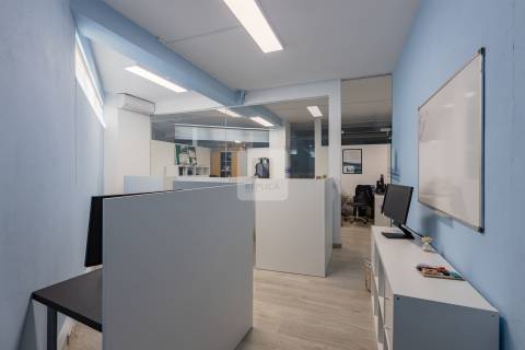 Loja de 670 m2 com Garagem no Centro do Porto | Comércio ou Serviços