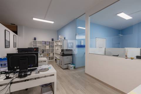 Loja de 670 m2 com Garagem no Centro do Porto | Comércio ou Serviços