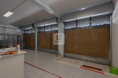 Loja de 670 m2 com Garagem no Centro do Porto | Comércio ou Serviços