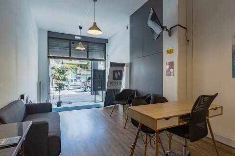 Loja de 670 m2 com Garagem no Centro do Porto | Comércio ou Serviços