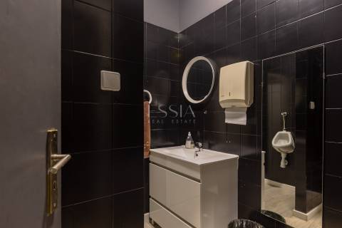 Loja de 670 m2 com Garagem no Centro do Porto | Comércio ou Serviços