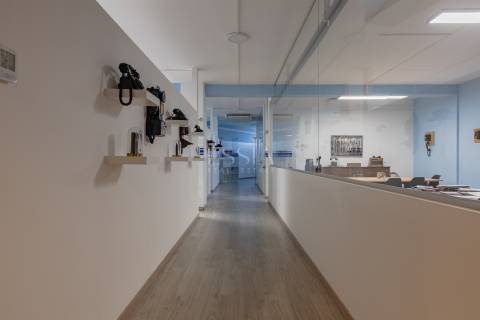 Loja de 670 m2 com Garagem no Centro do Porto | Comércio ou Serviços