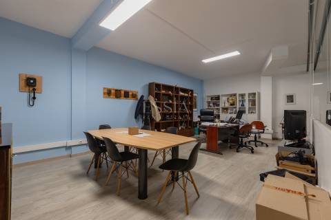 Loja de 670 m2 com Garagem no Centro do Porto | Comércio ou Serviços