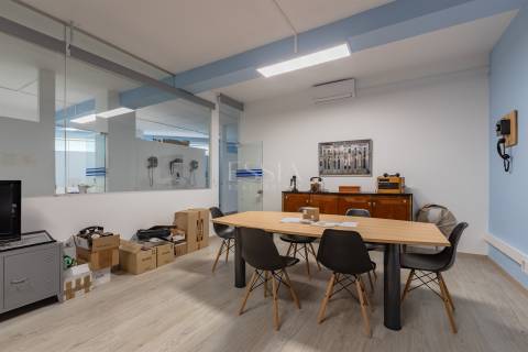 Loja de 670 m2 com Garagem no Centro do Porto | Comércio ou Serviços