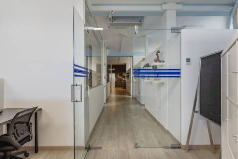 Loja de 670 m2 com Garagem no Centro do Porto | Comércio ou Serviços