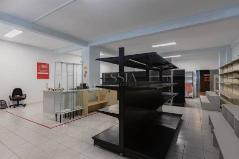 Loja de 670 m2 com Garagem no Centro do Porto | Comércio ou Serviços