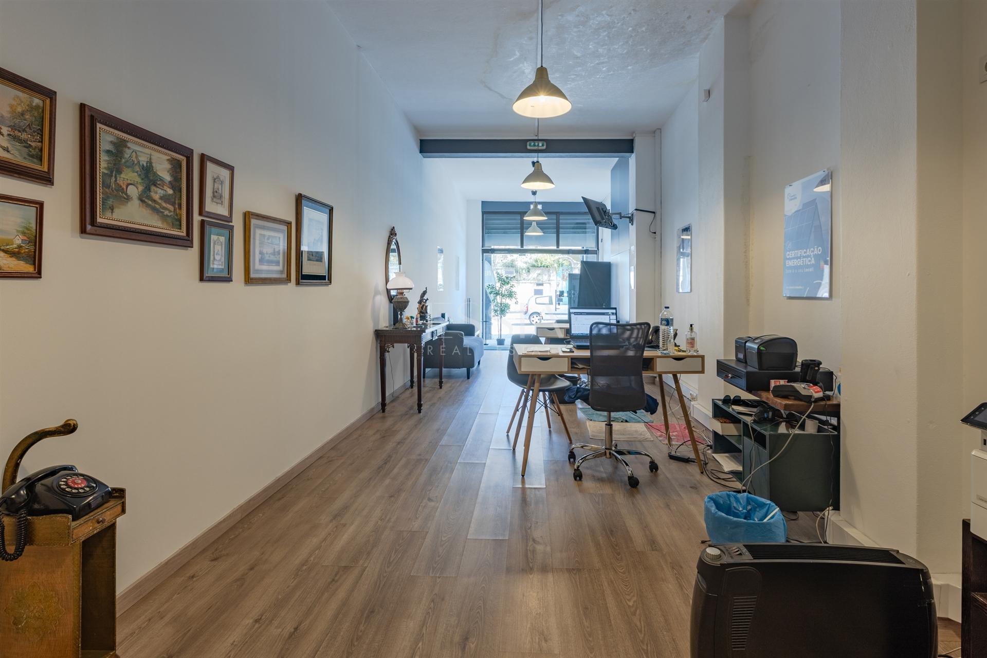 Loja de 670 m2 com Garagem no Centro do Porto | Comércio ou Serviços