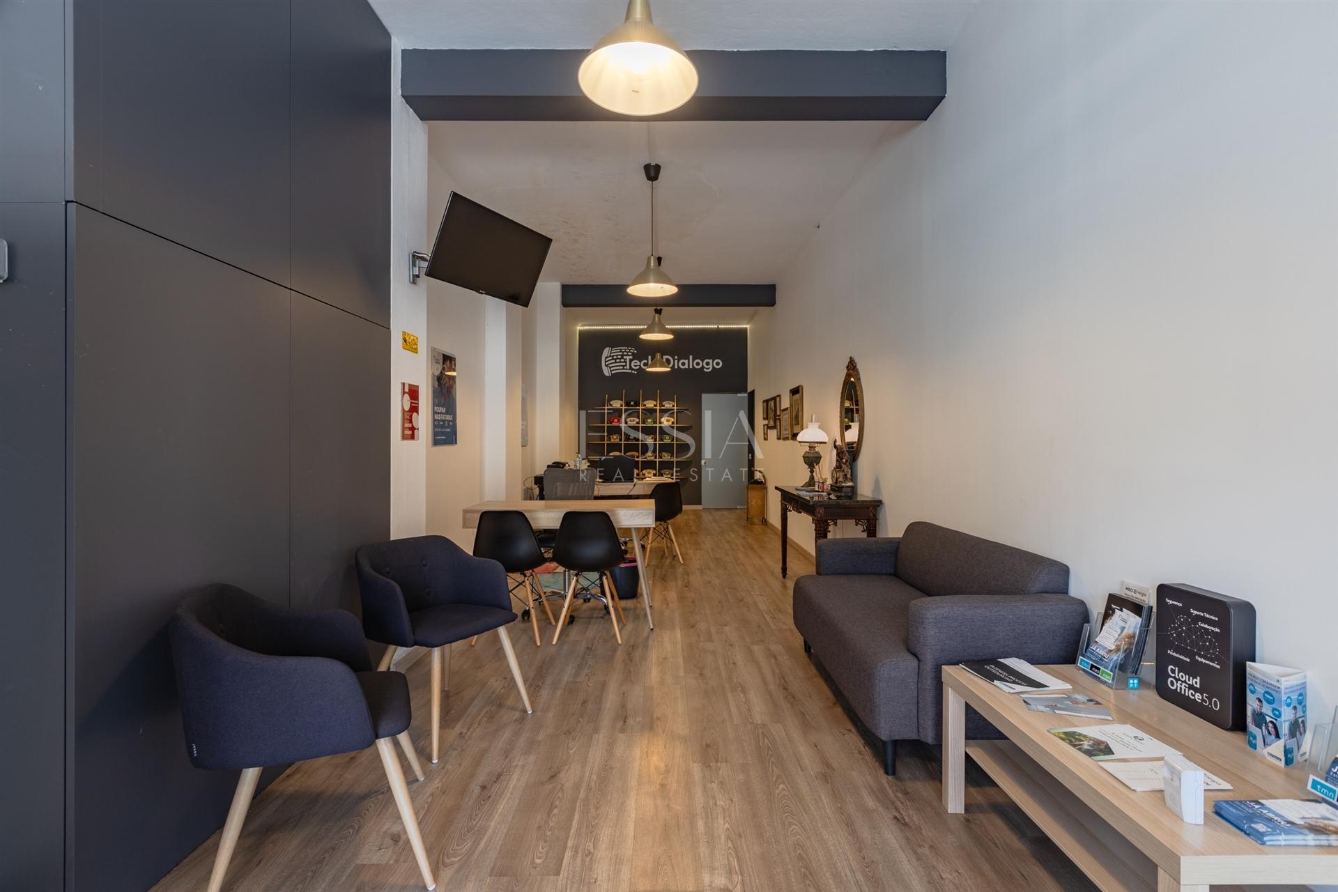 Loja de 670 m2 com Garagem no Centro do Porto | Comércio ou Serviços