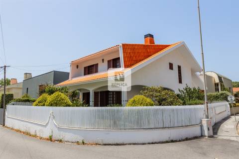 Moradia Isolada T4+1 em Miramar